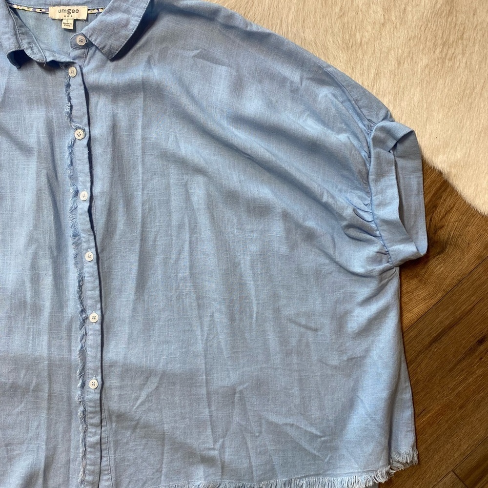light blue Umgee button-down top with short sleeves and a frayed hem - Picture 5 of 8